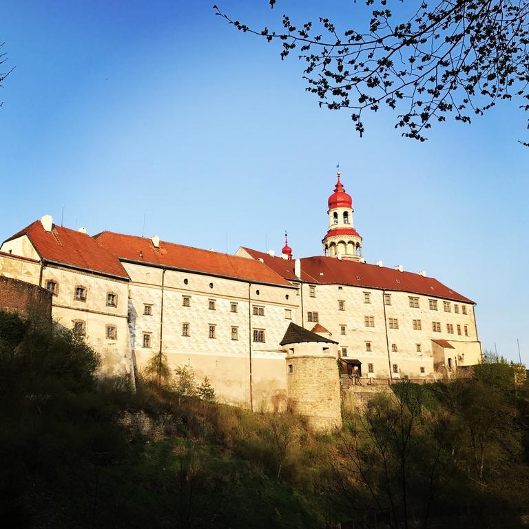 Pod Nachodskym Zamkem Apartment Bagian luar foto